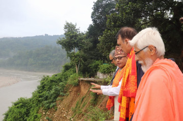 पहिरो निरीक्षण गर्न गलेश्वर आश्रम पुगे अर्थमन्त्री महत